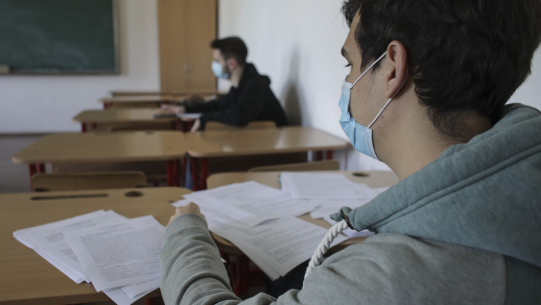 elevi in banca distantati social pentru examenul de evaluare nationala in conditii de pandemie