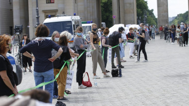 Berlinezii au format un lant uman in semn de protest impotriva rasismului