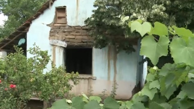 Casa din comuna Dârvari, jud. Mehedinți, unde a fost incendiată fata de un criminal în serie eliberat
