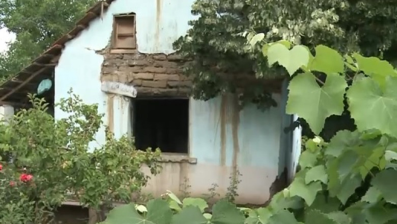 Casa din comuna Dârvari, jud. Mehedinți, unde a fost incendiată fata de un criminal în serie eliberat