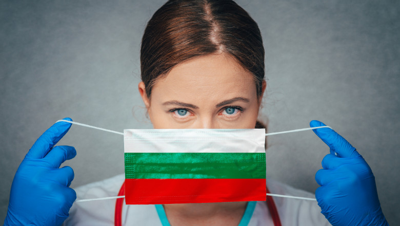 femeie cu masca de protectie in culorile steagului bulgariei