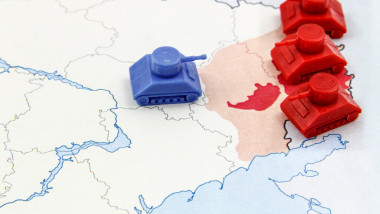 tancuri de jucărie pe o mapă a rusiei si ucrainei