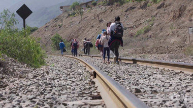 Familie de peruvieni călătorește spre casă