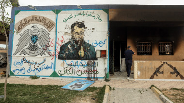 zid ciuruit de gloante al unei închisori pe care este infatisat un comandat fidel maresalului khalifa haftar dintr-un oraș din Libia recucerit de fortele rivale. ale premierului Fayez al-Sarraj