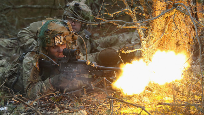 militari NATO trag cu mitraliera în timpul unor manevre militare