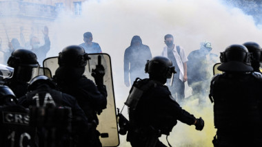 Confruntări violente cu poliția la protestul medicilor în Paris
