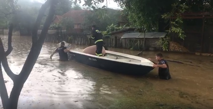 Inundatii masive in sud-vestul tarii.