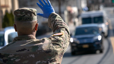 militar american la punct de control, oprește mașini