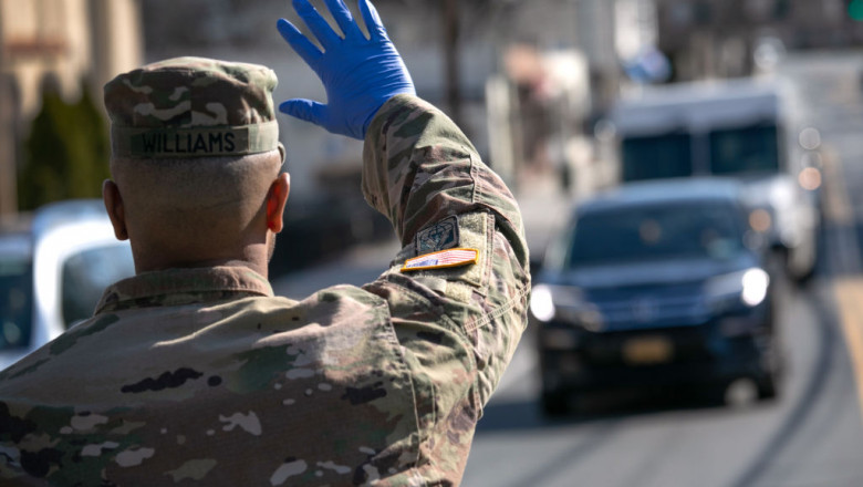 militar american la punct de control, oprește mașini