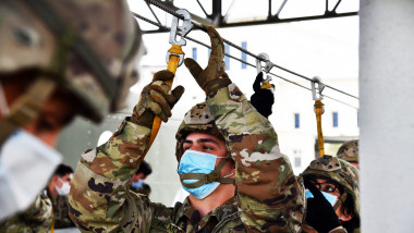 parașutist american cu mască de protecție pe față
