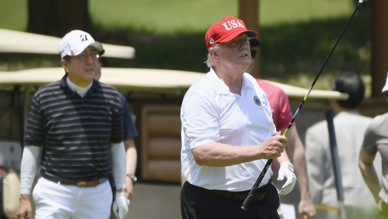 Donald Trump joaca golf intr-una din statiunile sale