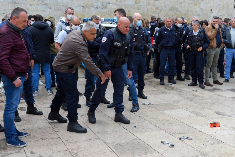 Polițiștii din Franța își aruncă cătușele în semn de protest față de acuzațiile de rasism