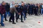 Polițiștii din Franța își aruncă cătușele în semn de protest față de acuzațiile de rasism