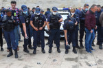 Polițiștii din Franța își aruncă cătușele în semn de protest față de acuzațiile de rasism