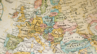 glob pamantesc cu harta administrativa a europei
