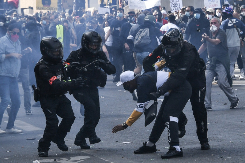 Proteste violente și la Paris. Jandarmii au folosit gaze lacrimogene împotriva manifestanților