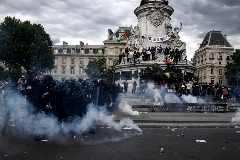 Proteste violente și la Paris. Jandarmii au folosit gaze lacrimogene împotriva manifestanților