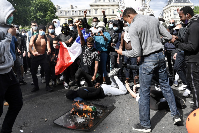 Proteste violente și la Paris. Jandarmii au folosit gaze lacrimogene împotriva manifestanților