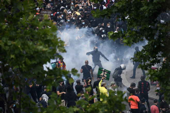 Proteste violente și la Paris. Jandarmii au folosit gaze lacrimogene împotriva manifestanților