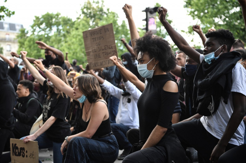 Proteste violente și la Paris. Jandarmii au folosit gaze lacrimogene împotriva manifestanților