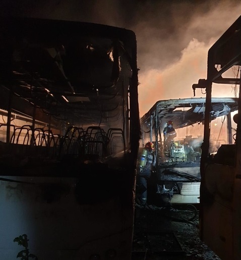 Trei autobuze au fost incendiate în Târgoviște. Un martor a văzut totul
