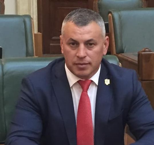 Prim-vicepresedintele PNL Vrancea, care a dat Bac-ul la 42 de ani, a picat cu 3,60 la Romana. Spune ca a facut contestatie