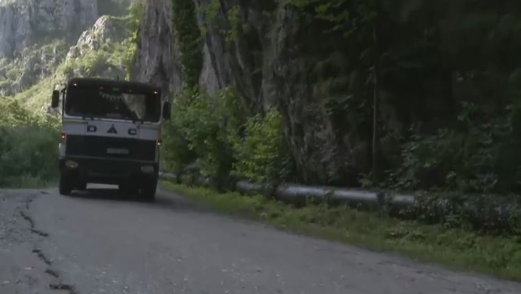 Situatie revoltatoare: Rezervatie naturala distrusa cu pickamerul pentru a face loc camioanelor care transporta bustenii taiati