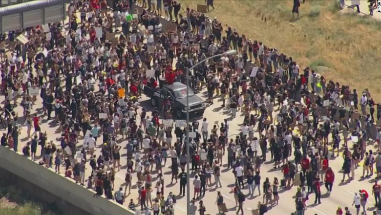 Sute de persoane au blocat circulația pe o autostradă din SUA, protestând față de moartea unui tânăr afro-american