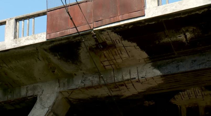 Pod in pericol de prabusire din cauza birocratiei. Pe sub constructia de la marginea Bucurestiului trec zilnic zeci de trenuri