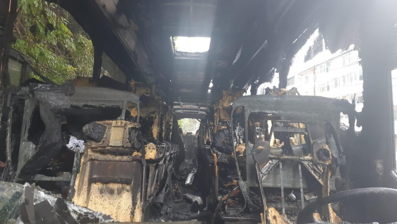 Un autocar a luat foc în trafic pe DN1, în stațiunea Azuga