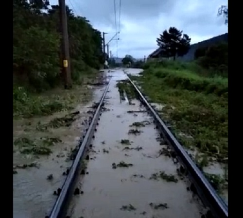 Circulația este paralizată pe mai multe drumuri din țară din cauza inundațiilor. Trenurile între Gura Humorului-Frasin au fost oprite