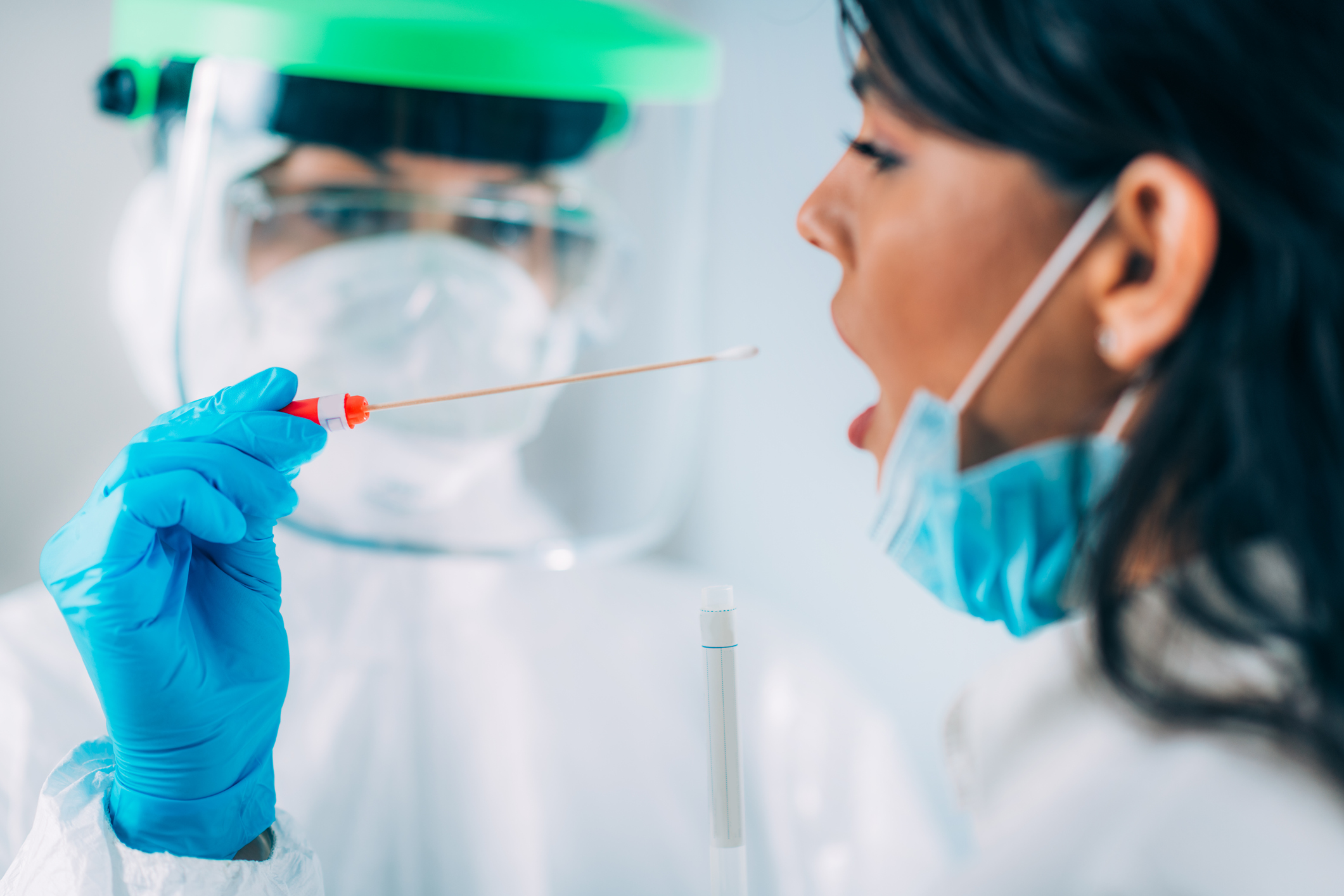 Grecii isi fac propriul lor test de depistare a coronavirusului, mai ieftin