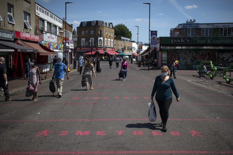 Oameni pe stradă, la Londra, în condiții de pandemie.