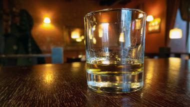 pahar de whiskey pe o tejghea de bar