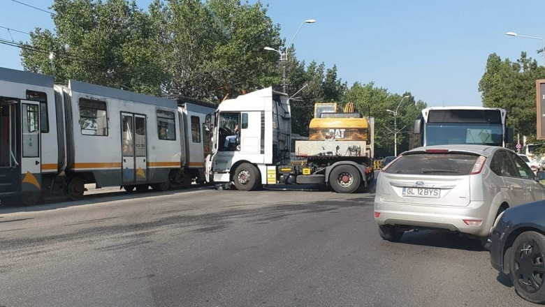 accident intre un TIR si un tramvai pe Bulevardul Ghencea