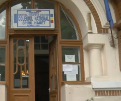 Scandal la un liceu din Târgu Jiu. Elevi amenințați că nu primesc diplomele de bacalaureat din cauza a patru scaune rupte