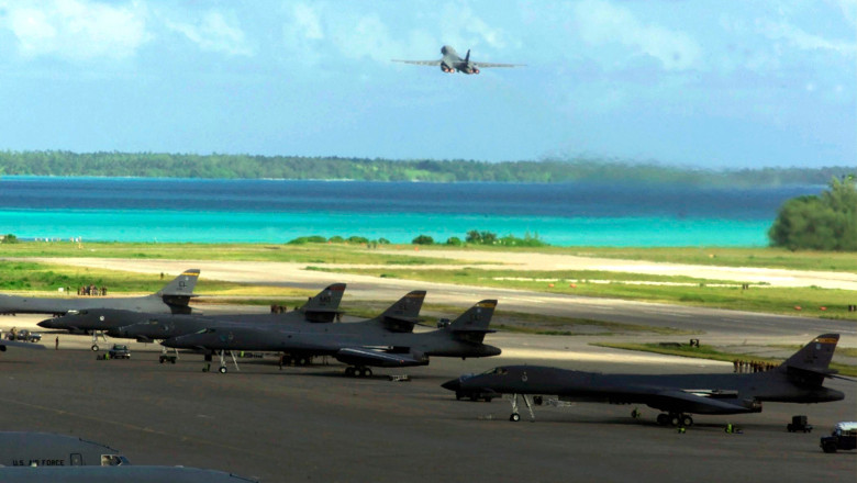 un avion bombardier b-1 decolează de pe pista aeroportului Diego Garcia