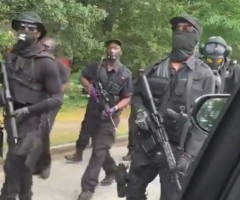 VIDEO | „Black power, black love”: Sute de afro-americani înarmaţi au protestat în faţa unui monument al supremaţiei albe
