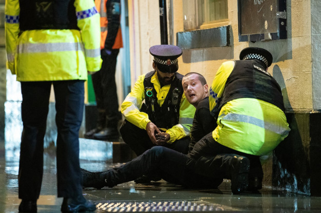 Barurile din UK, luate cu asalt după ridicarea restricțiilor
