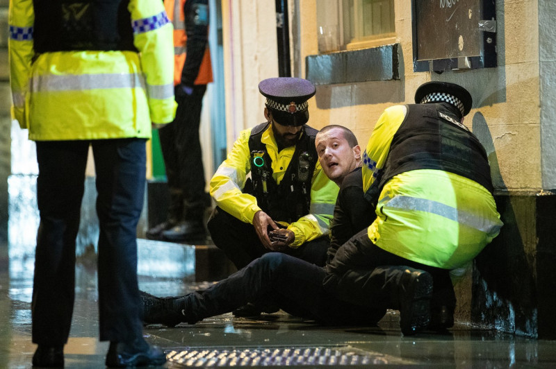 Barurile din UK, luate cu asalt după ridicarea restricțiilor