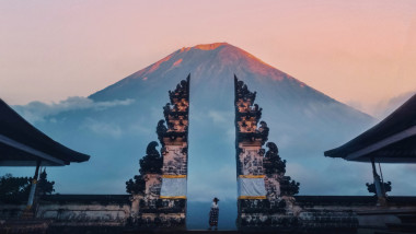 O turista sta in fata monumentului Gura Raiului, in Bali
