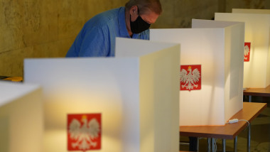 WARSAW, POLAND - JUNE 28: A voter wearing a protective face mask prepares his ballot in the Polish presidential election during the coronavirus pandemic on June 28, 2020 in Warsaw, Poland. The two lead candidates are current Polish President Andrzej Duda of the socially conservative Law and Justice (PiS) party and Warsaw Mayor Rafal Trzaskowski of the of the centrist Civic Platform (PO). Today’s election to determine the next Polish president, who serves a five-year term, was originally scheduled for May but was delayed due to the coronavirus pandemic. (Photo by Sean Gallup/Getty Images)