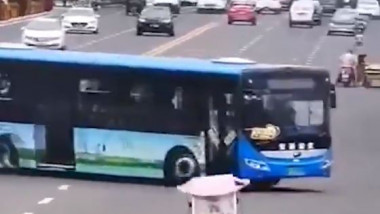 autobuz-cazut-in-apa-china