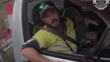 Un bărbat “s-a luptat” cu unul dintre cei mai veninoși șerpi din lume în timp ce conducea pe autostradă, în Australia