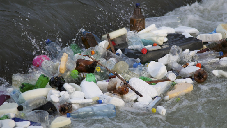 sticle și deșeuri plutsc pe râu