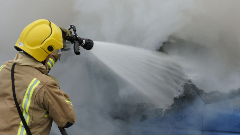 pompier stingand un incendiu puternic in iran