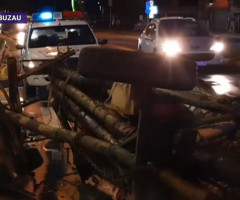 VIDEO. Căruță cu lemne răsturnată în plină stradă, în timp ce căruțașul bea la o terasă