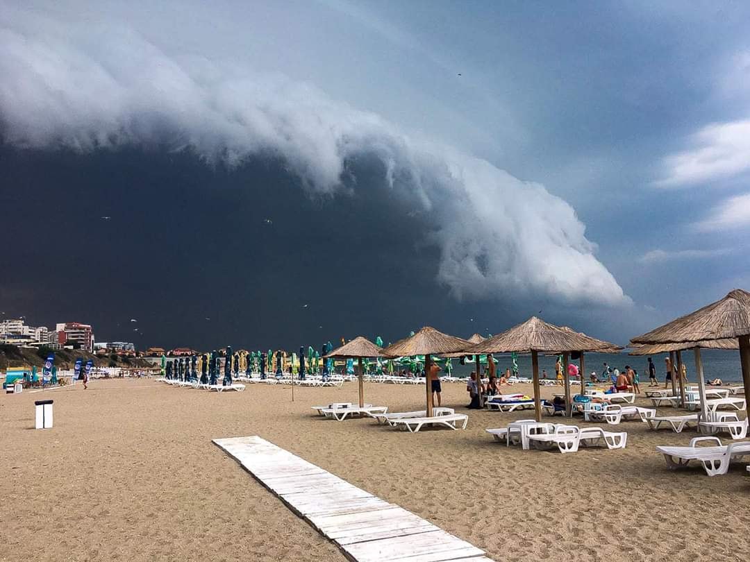 Imagini spectaculoase. Norul Shelf a acoperit cerul în staţiunea Mamaia, lăsându-i pe vânătorii de furtuni fără cuvinte