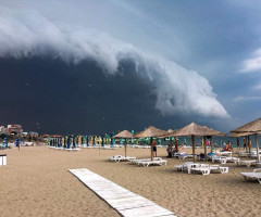 Imagini spectaculoase. Norul Shelf a acoperit cerul în staţiunea Mamaia, lăsându-i pe vânătorii de furtuni fără cuvinte
