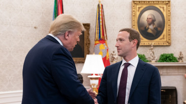 Președintele SUA Donald Trump dă mâna cu Mark Zuckerberg, președintele rețelei de socializare Facebook